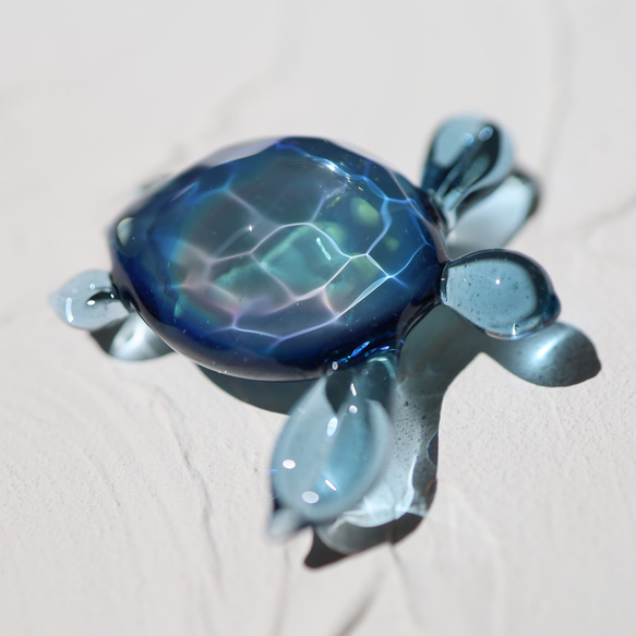 ブルースターダスト色のウミガメオブジェ ～波紋～ ボロシリケイトガラス（水面模様） 5枚目の画像