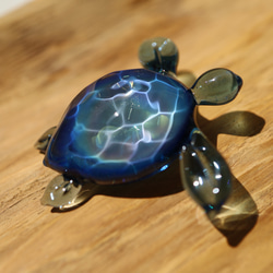ブルースターダスト色のウミガメオブジェ ～波紋～ ボロシリケイトガラス（水面模様） 14枚目の画像