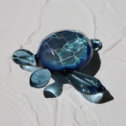 ブルースターダスト色のウミガメオブジェ ～波紋～ ボロシリケイトガラス（水面模様） 2枚目の画像