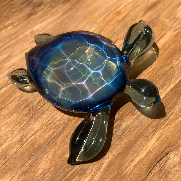ブルースターダスト色のウミガメオブジェ ～波紋～ ボロシリケイトガラス（水面模様） 11枚目の画像