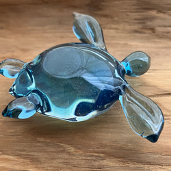 ブルースターダスト色のウミガメオブジェ ～波紋～ ボロシリケイトガラス（水面模様） 16枚目の画像