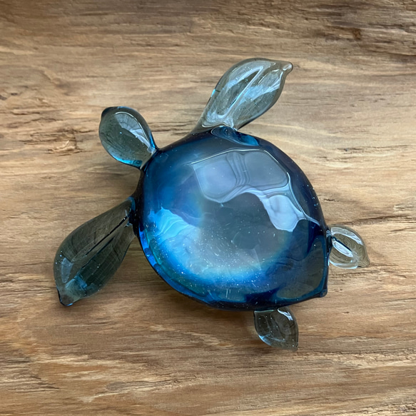ブルースターダスト色のウミガメオブジェ ～波紋～ ボロシリケイトガラス（水面模様） 18枚目の画像