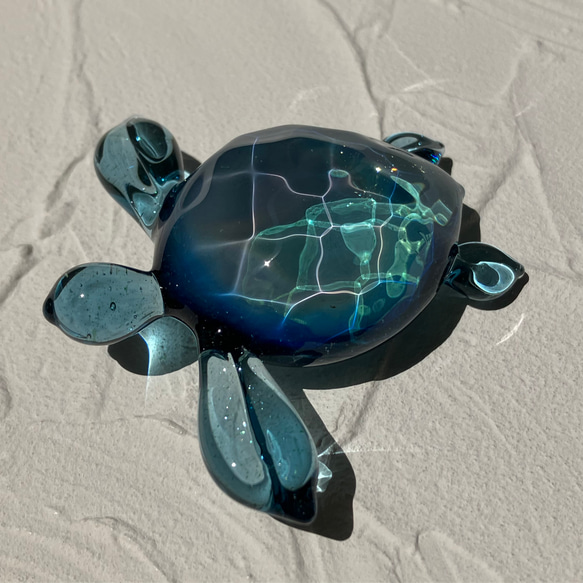 ブルースターダスト色のウミガメオブジェ ～波紋～ ボロシリケイトガラス（水面模様） 4枚目の画像