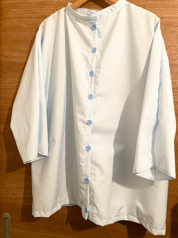 パリッとしたハリがある綿とポリエステル混合生地のシャツ兼割烹着3L4 L5 Lブルー 1枚目の画像