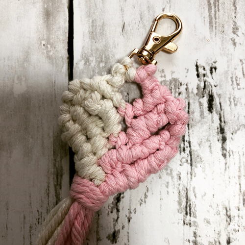 ピンクハートマクラメチャーム マクラメ編み ハートバッグチャーム ピンク バッグチャーム mmzk