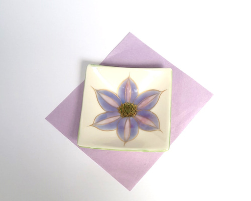 淡い紫の鉄線が美しいお皿 花々（鉄線）三寸角皿 磁器 小皿 raku 通販