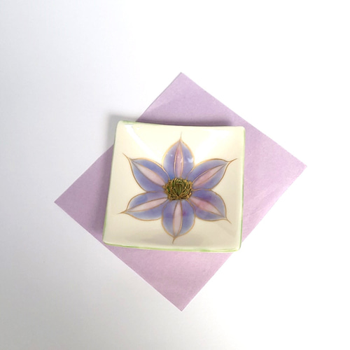 淡い紫の鉄線が美しいお皿 花々（鉄線）三寸角皿 磁器 小皿 raku 通販