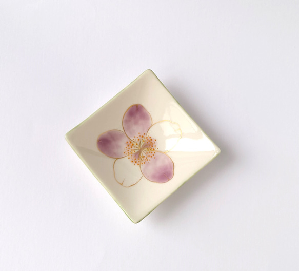 淡い紫の鉄線が美しいお皿　花々（鉄線）三寸角皿　磁器 10枚目の画像