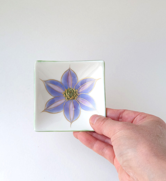 淡い紫の鉄線が美しいお皿　花々（鉄線）三寸角皿　磁器 5枚目の画像