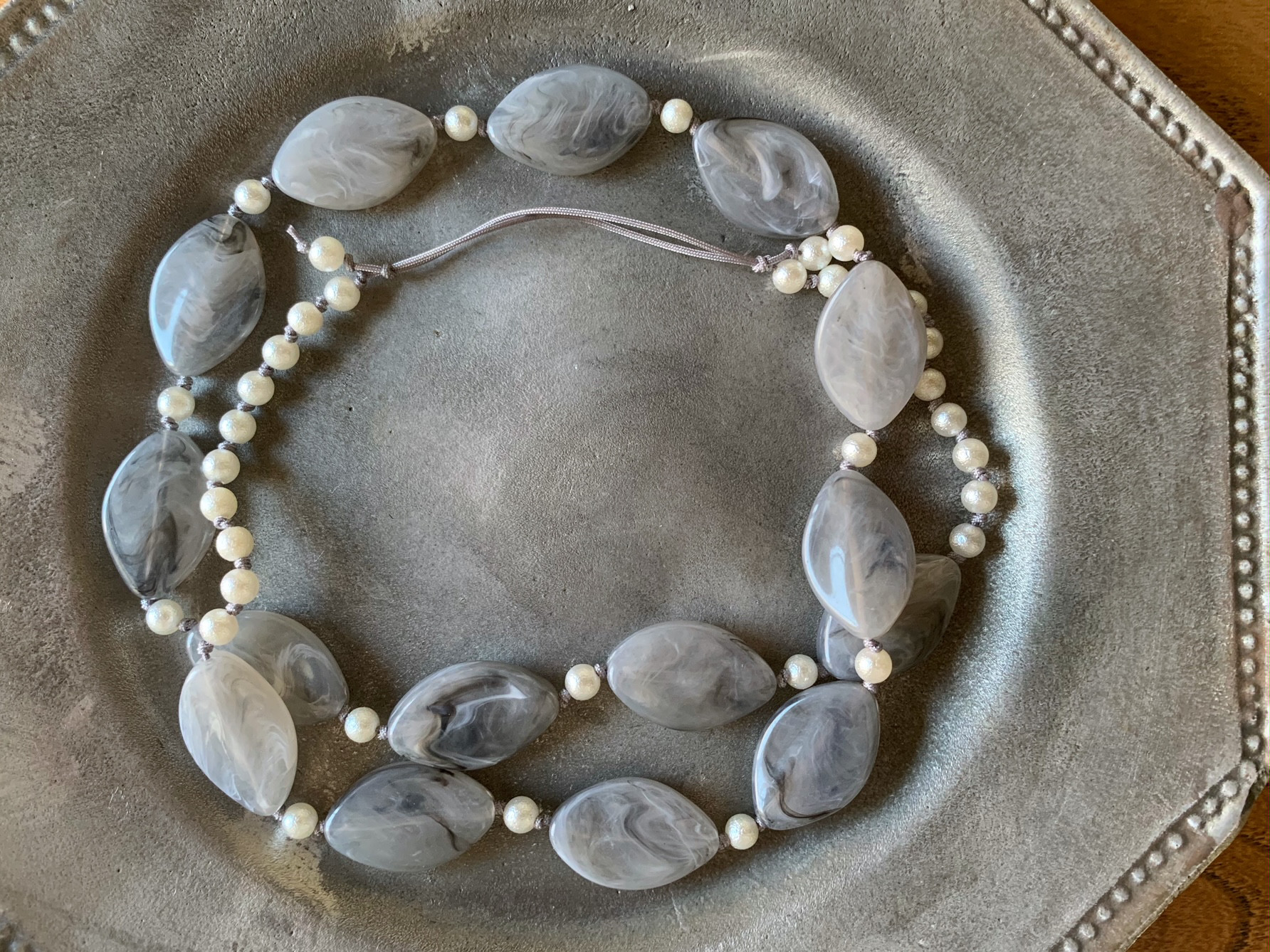 グレーマーブル・ロングネックレス（金属フリー）