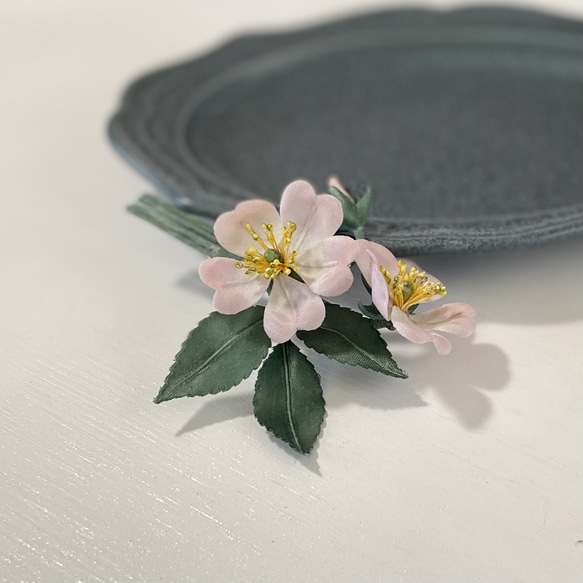 布花素朴でかわいい、くすみカラーの野バラのブローチ ブローチ 布花