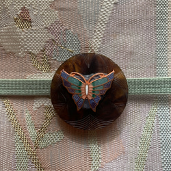 ビンテージ素材のレトロモダンな蝶の帯留め「パピヨン・アンバー」 7枚目の画像