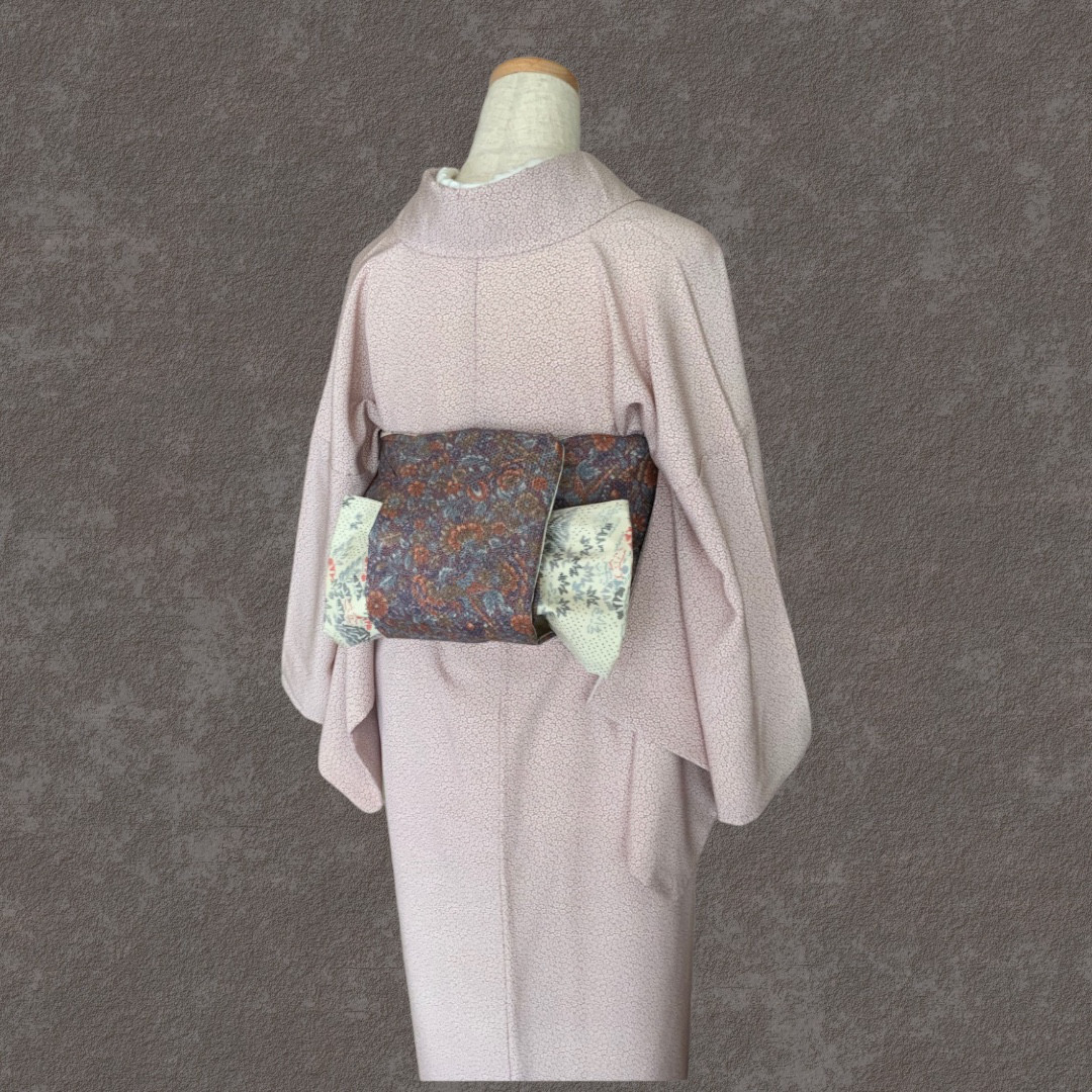 白大島紬(朝顔の赤、菖蒲の赤差し色が可愛い織物）と桂染大島の