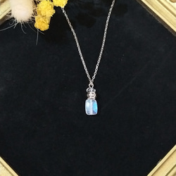 月明かりの小さな香水瓶ネックレス（レインボームーンストーン×カットクリスタル） 3枚目の画像