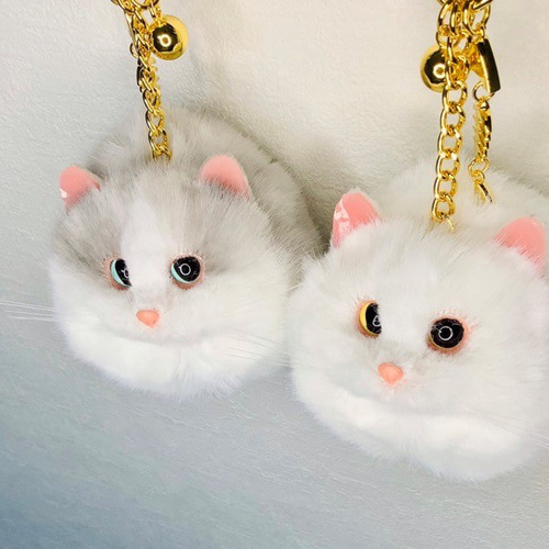 ねこねこ　一閑張りバッグとチャーム　チャームアレキサンダーヘンリー 2つの鍵﻿と猫さん刺繍のバッグチャーム✩.*˚ | iichi 日々の