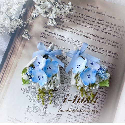 ネモフィラとかすみ草のスワッグ風リボンブーケピアス/イヤリング(樹脂