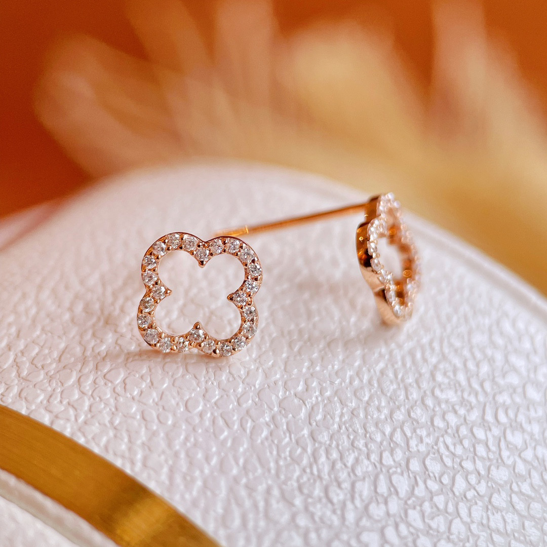 本日超得 クローバーモチーフ 天然ダイヤモンド付きピアスk18 ピアス