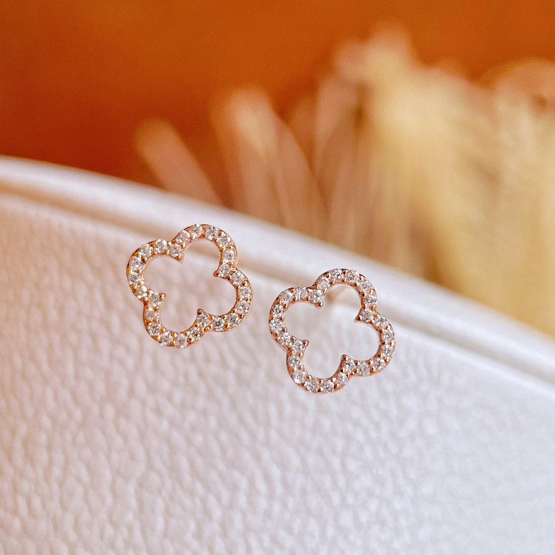 本日超得 クローバーモチーフ 天然ダイヤモンド付きピアスk18 ピアス