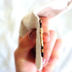 【カスタム刻印チャーム付き】【ダークグリーン】リネン×インド刺繍リボンのナチュラル巾着 5枚目の画像