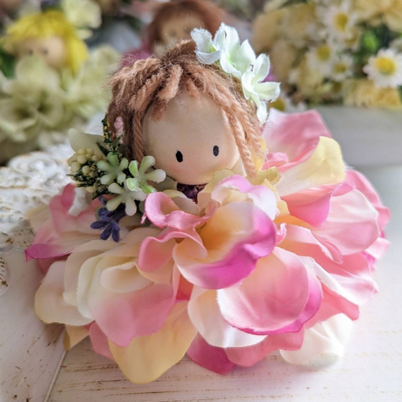 車に✨ずっと消臭してくれる　ポーリン♡ベル　カタリーヌフラワー　お花のドレスを着た小さなドール 2枚目の画像
