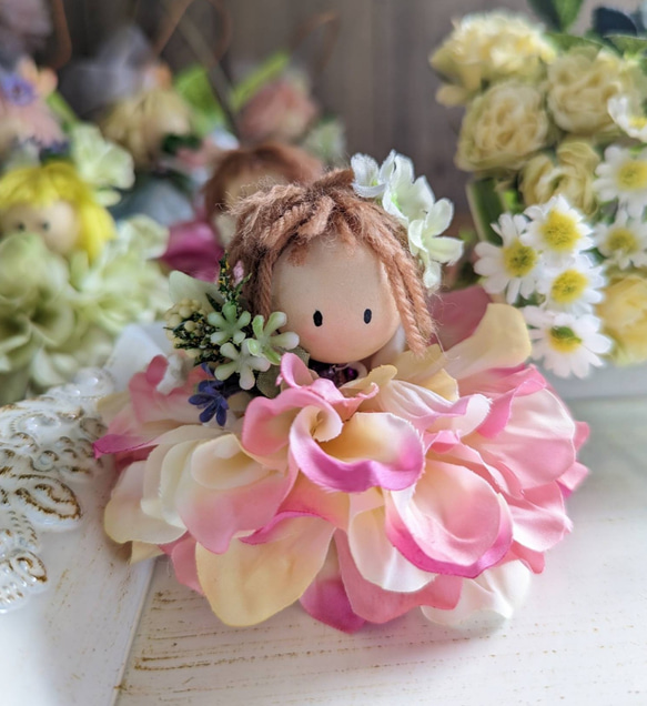 車に✨ずっと消臭してくれる　ポーリン♡ベル　カタリーヌフラワー　お花のドレスを着た小さなドール 1枚目の画像
