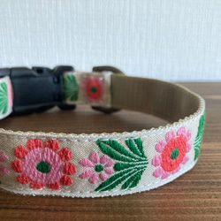 Frau see： 犬の首輪-No.3-1 ポップな花柄刺繍の犬の首輪（やや大きめ）、ワンタッチバックル 1枚目の画像