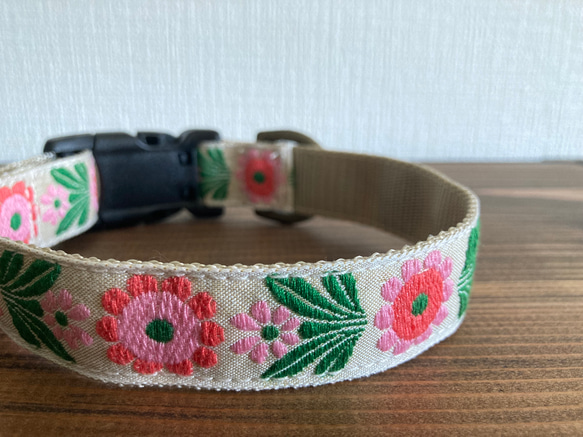 Frau see： 犬の首輪-No.3-1 ポップな花柄刺繍の犬の首輪（やや大きめ）、ワンタッチバックル 1枚目の画像