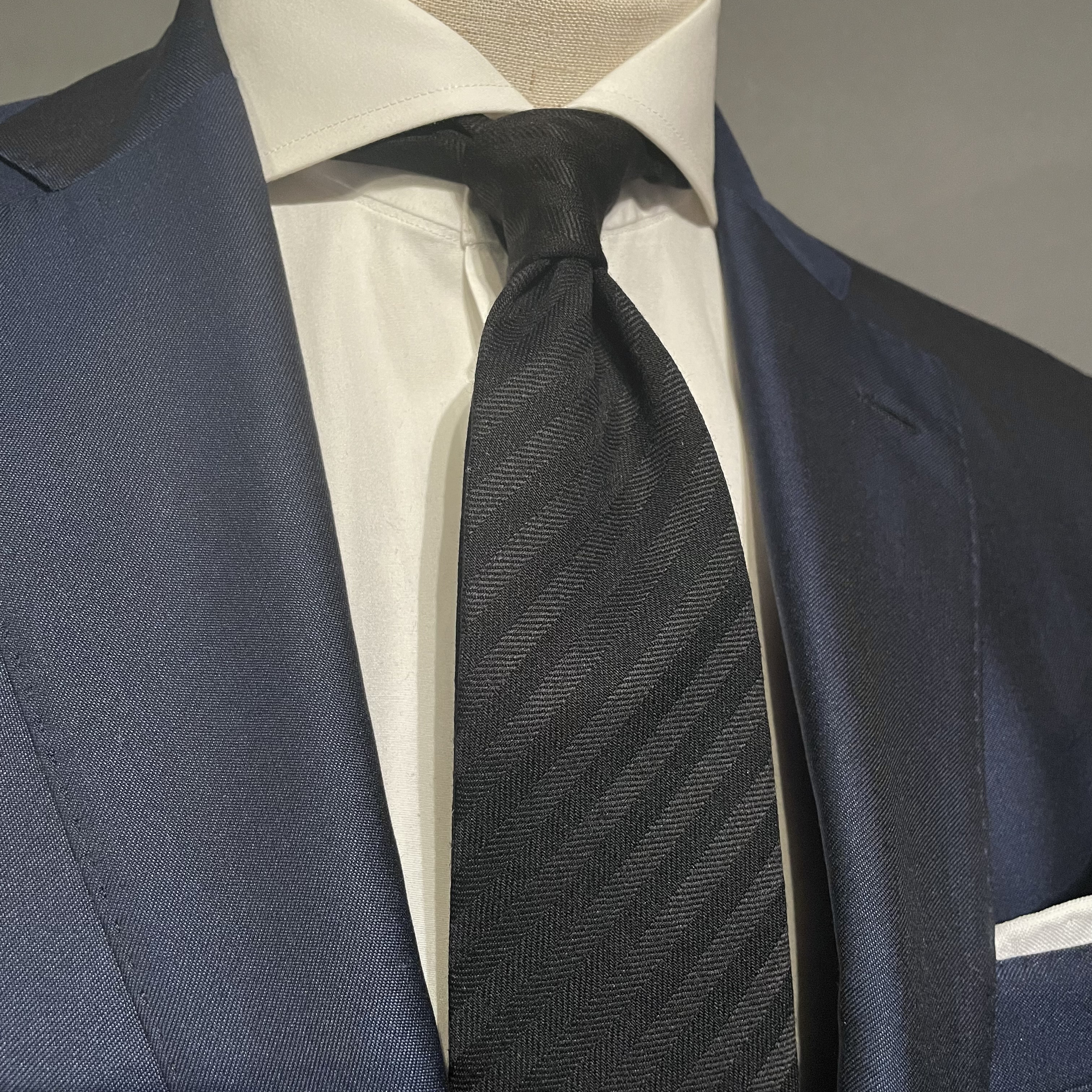 【受注製作】ブラック　ストライプ　イタリア生地　プレゼント　ギフト　ネクタイ【別途】名入れ　イニシャル　刺繍