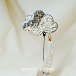 雲ブローチ きらきらストーンとビーズ刺繍withタッセル (リュネビル