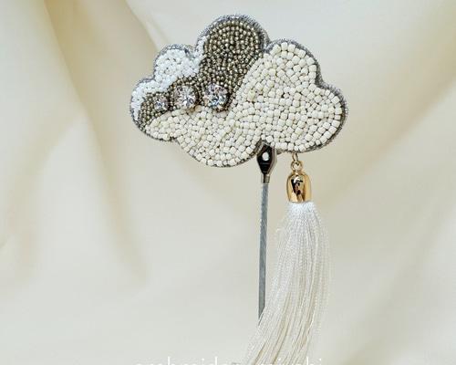 月と雲のブローチストーングレー刺繍ブローチ