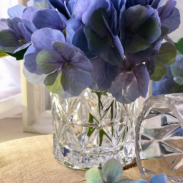 【特集掲載】ブルー紫陽花の花瓶付きアレンジ　ずっと楽しめるアーティフィシャルフラワー 5枚目の画像