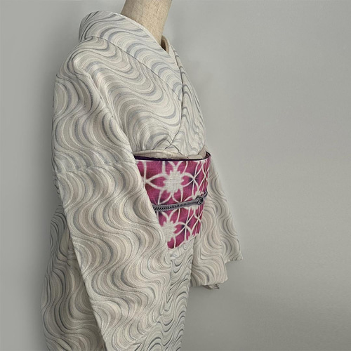 納期1-2ヶ月・要問合せ】単衣着物 浴衣 流線の銀刺繍 コットン 納期1-2ヶ月・要問合せ】単衣着物 浴衣 流線の銀刺繍 コットン