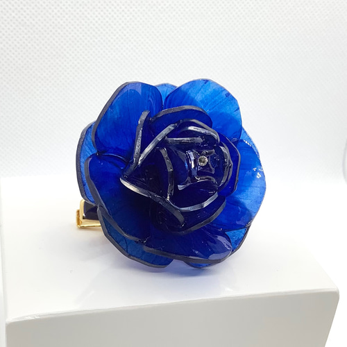 2カラー☆優しい飴細工のような青薔薇のブローチ☆プラバン