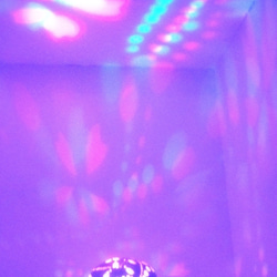 陶器ランプシェード窯元やす波窯の陶器ランプシェード『LED桜』(L007)は電池式3色LED電球付き、持ち運び自由です 10枚目の画像