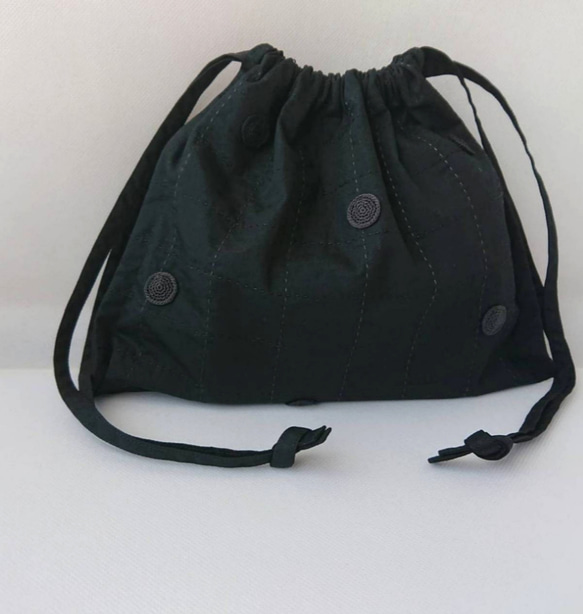 丸いモチーフを散りばめたフラット巾着バッグ・コットン・黒 1枚目の画像