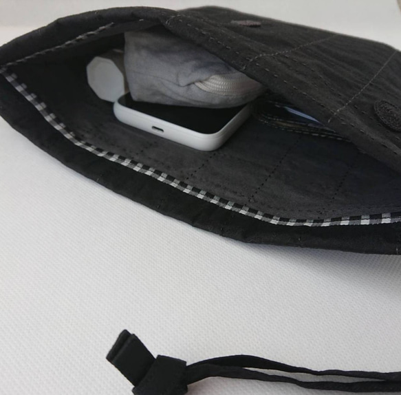 丸いモチーフを散りばめたフラット巾着バッグ・コットン・黒 8枚目の画像