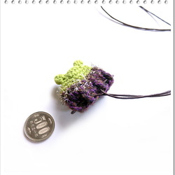 ルエカ（蛙・溶岩石）／ネックレス 巾着袋・グリーン 紫／お守り袋・薬袋・持ち塩袋・ほっこり かわいい ニット小物 5枚目の画像