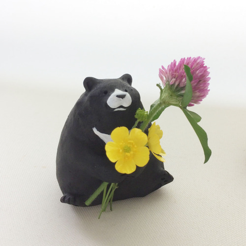 受注制作] お花が持てちゃう森のくまさん（黒陶のくま 置物） その他