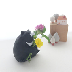 受注制作] お花が持てちゃう森のくまさん（黒陶のくま 置物