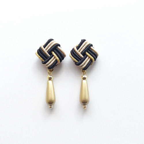 市松模様 黒】水引と艶消ビーズのピアス 樹脂ピアス イヤリング