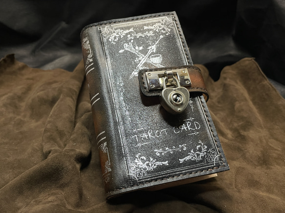 魔法書型塔羅牌卡盒“魔法書”棕色書 第1張的照片