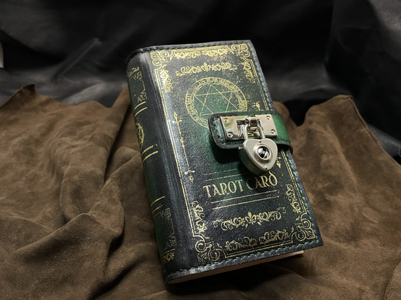 魔法書型塔羅牌卡盒「魔法書」綠皮書 第1張的照片