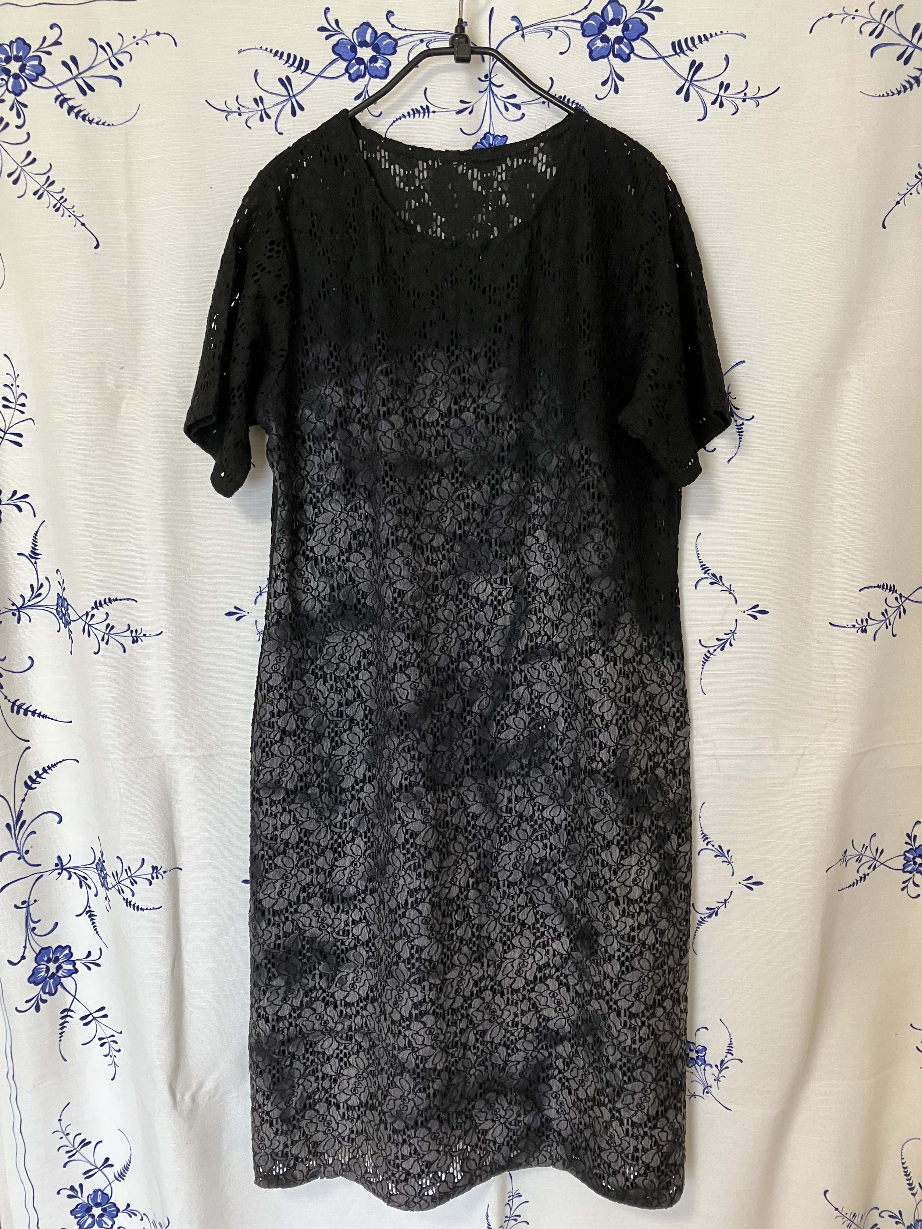 脱色染めしたレースのＴシャツワンピース