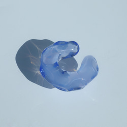 ガラス イヤーカフ　“ice(アイス)” -ネモフィラ- ～溶けない氷シリーズ～ 6枚目の画像