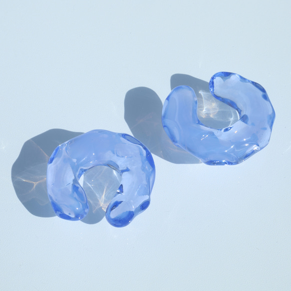 ガラス イヤーカフ　“ice(アイス)” -ネモフィラ- ～溶けない氷シリーズ～ 2枚目の画像