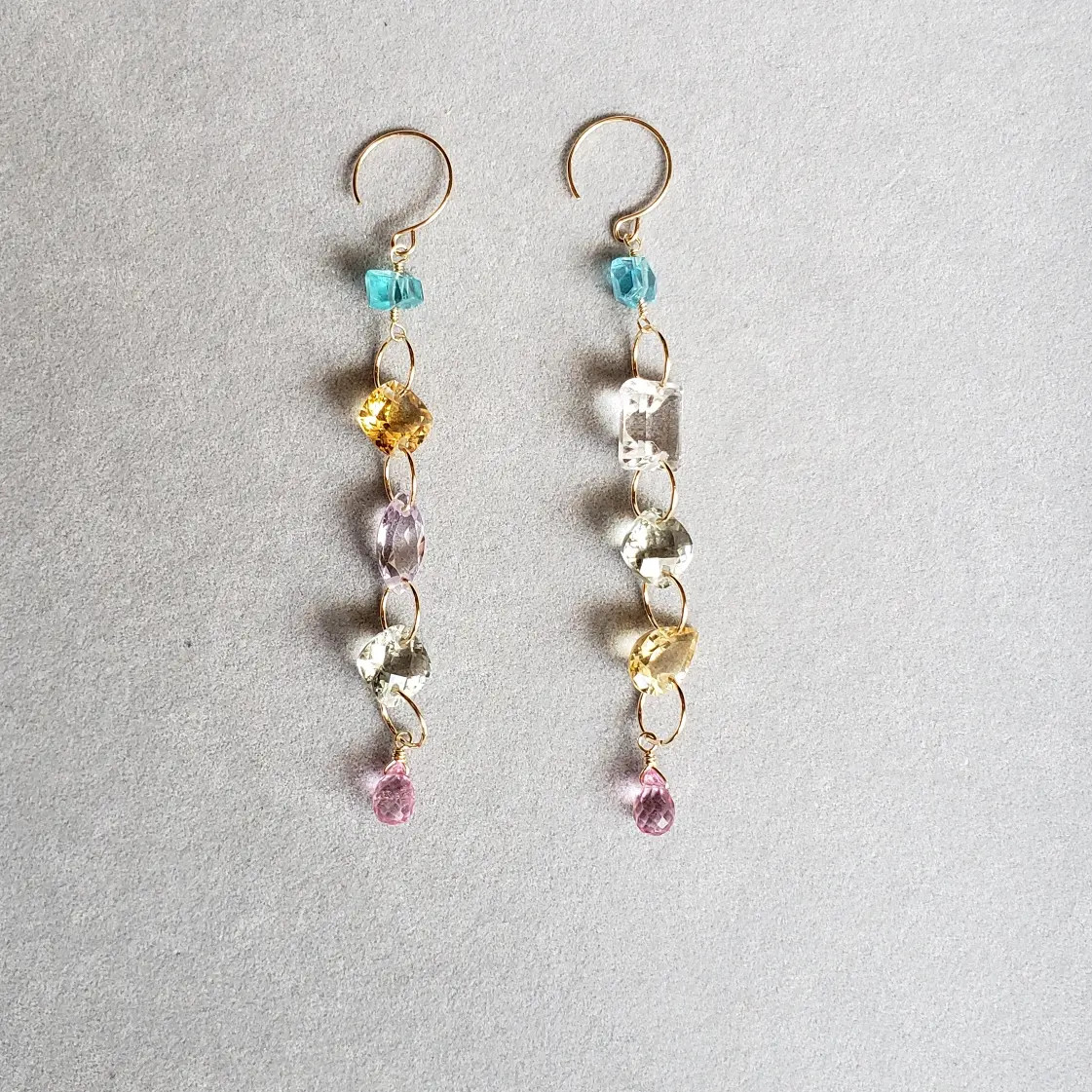 マルチカラー×天然石ピアス