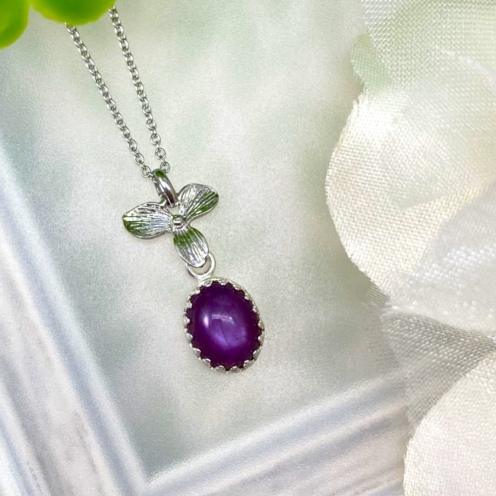 天然石 パープルスターサファイアのオーバル ボタニカルペンダント【P0223PSS】