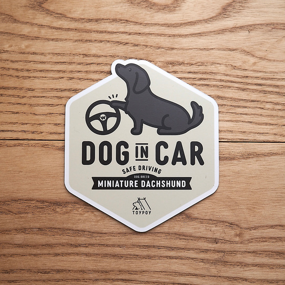 【ミニチュアダックス E】DOG IN CAR マグネットステッカー 1枚目の画像