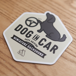 【ミニチュアダックス E】DOG IN CAR マグネットステッカー 2枚目の画像