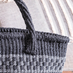ケニアの手織りカゴバック｜買い物やピクニックに。自然素材のサイザルバッグ［Mサイズ チェッカーライン ブラック・グレー］ 4枚目の画像